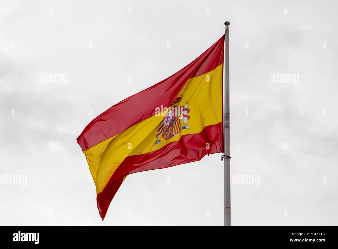 Flagge Spaniens winkt am weißen Himmel. Stockfoto