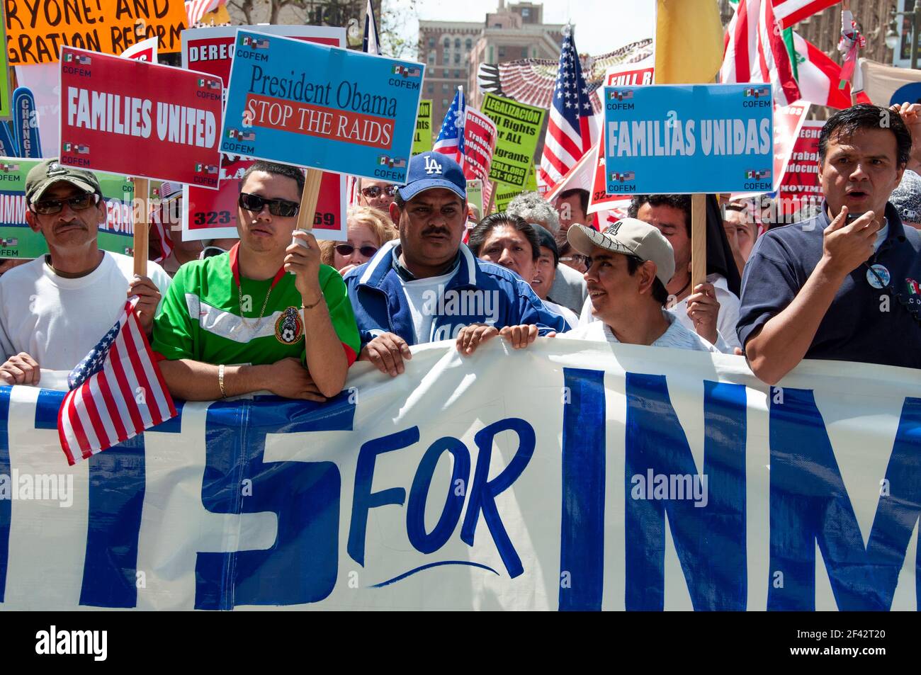 Eine Menschenmenge versammelt sich 2009 zu einem Protest gegen Einwanderungsrechte in der Innenstadt von Los Angeles. Stockfoto
