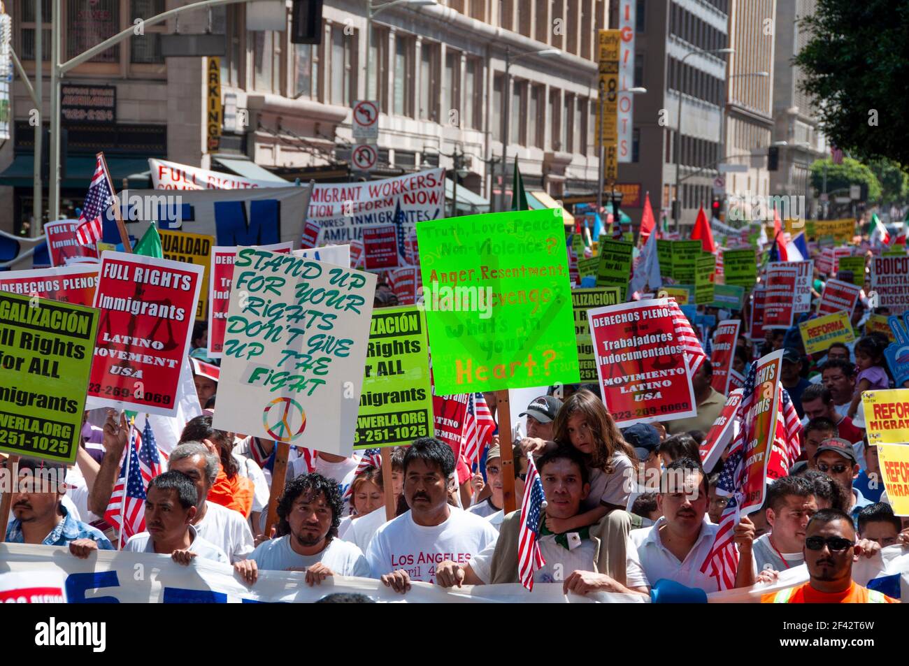 Eine Menschenmenge marschiert während eines Immigrationsrechts-Protestes in Downtown Los Angeles im Jahr 2009. Stockfoto