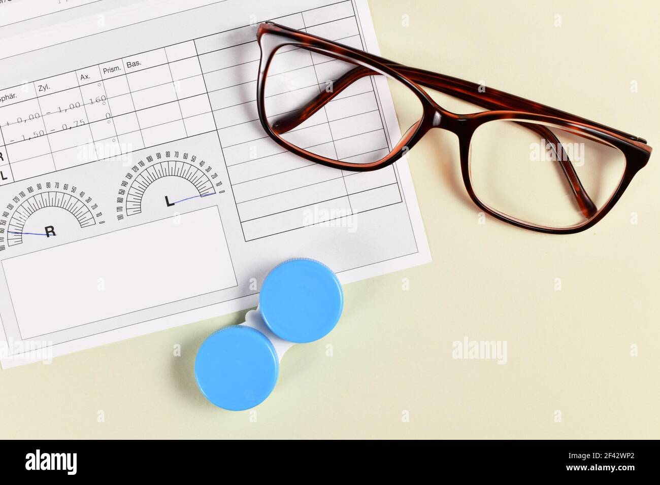 Medizinische Brillenverordnung mit Parametern, Gläser und Kontaktlinsenbehälter auf gelbem Hintergrund Stockfoto