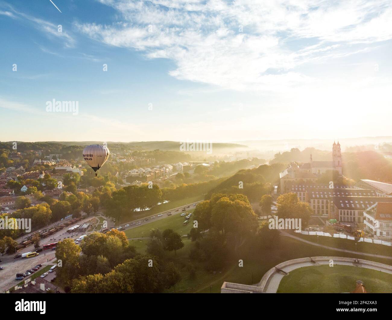 VILNIUS, LITAUEN - 20. AUGUST 2020: Farbenfrohe Heißluftballons starten am sonnigen Sommermorgen in der Altstadt von Vilnius. Viele Leute wachen auf Stockfoto