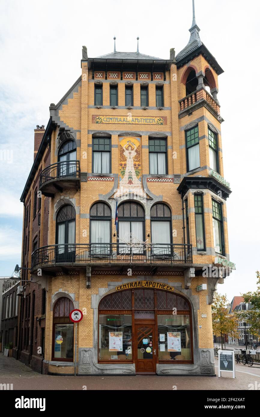 Zentrale Apotheke und Jugendstil-Gebäude mit Fliesen tableau von Hygienia, Göttin der Gesundheit, Leeuwarden, Friesland, Niederlande Stockfoto