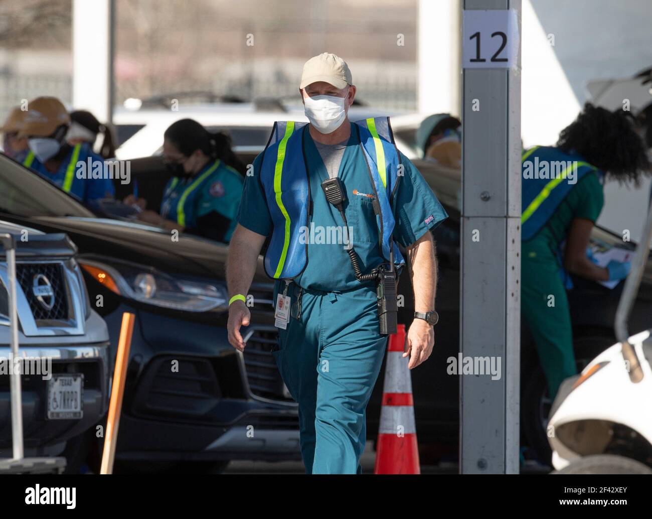 Austin, Texas USA 05. März 2021: Medizinische Mitarbeiter unterstützen die Einwohner von Travis County in einer Drive-Through-Impfklinik COVID-19 mit ersten Dosen auf der Rennstrecke Circuit of the Americas außerhalb von Austin. Mehrere tausend Menschen wurden an einem 10-Stunden-Tag serviert. ©Bob Daemmrich Stockfoto