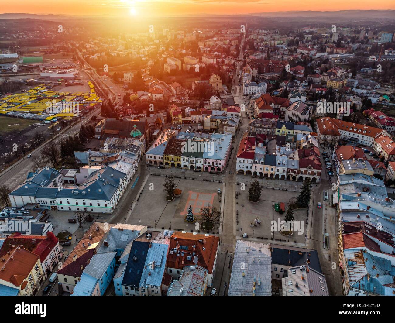 Krosno Stadt bei Sonnenaufgang Luftaufnahme Stockfoto