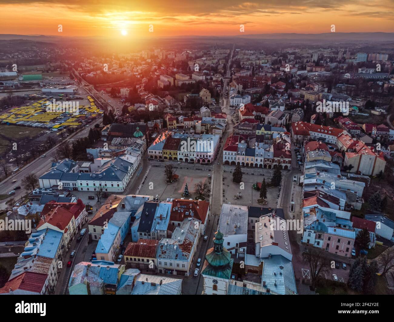 Krosno Stadt bei Sonnenaufgang Luftaufnahme Stockfoto