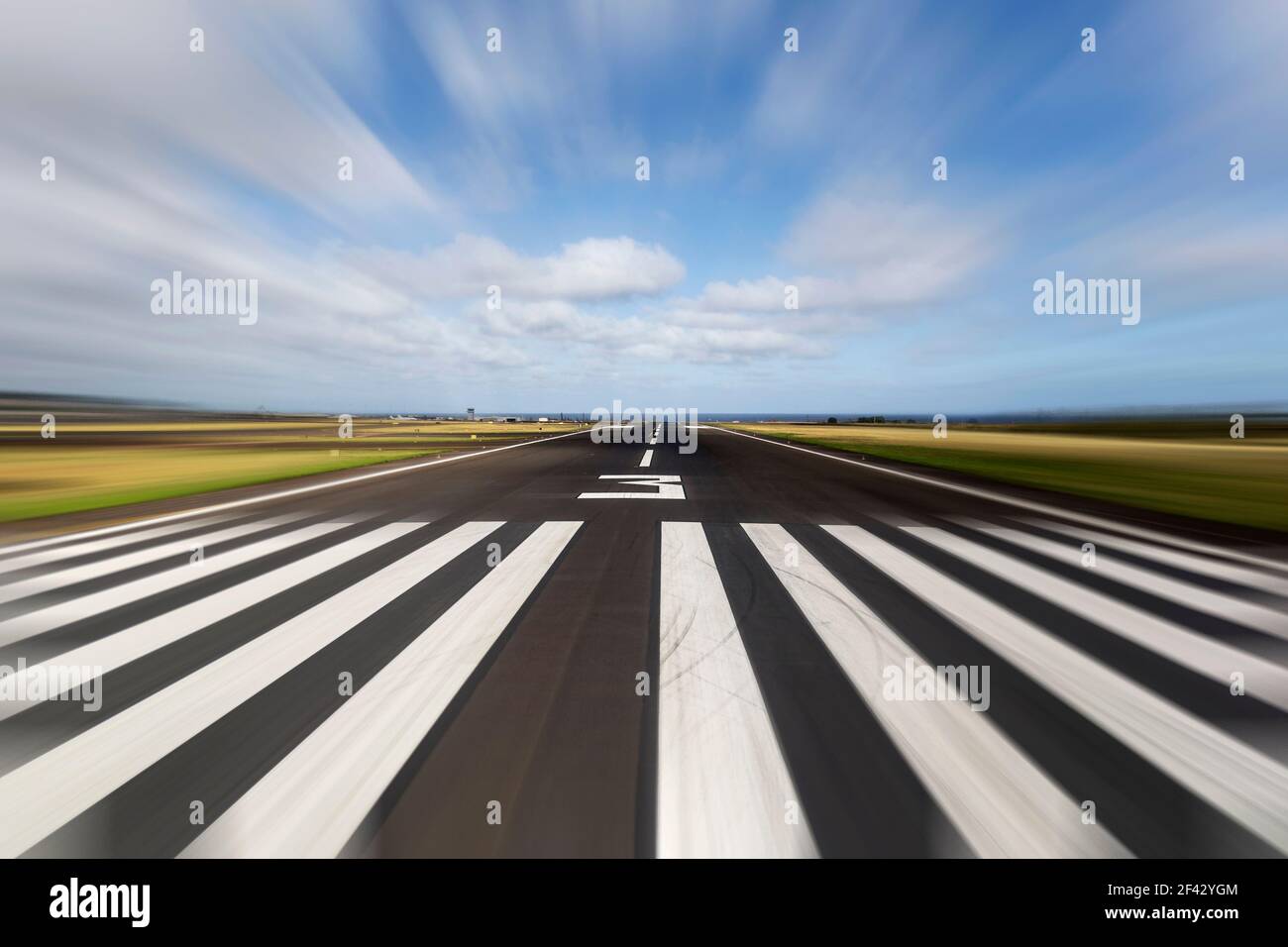 Blick auf die tropische Landebahn des hawaiianischen Inselflughafens mit Bewegungsunschärfen. Stockfoto