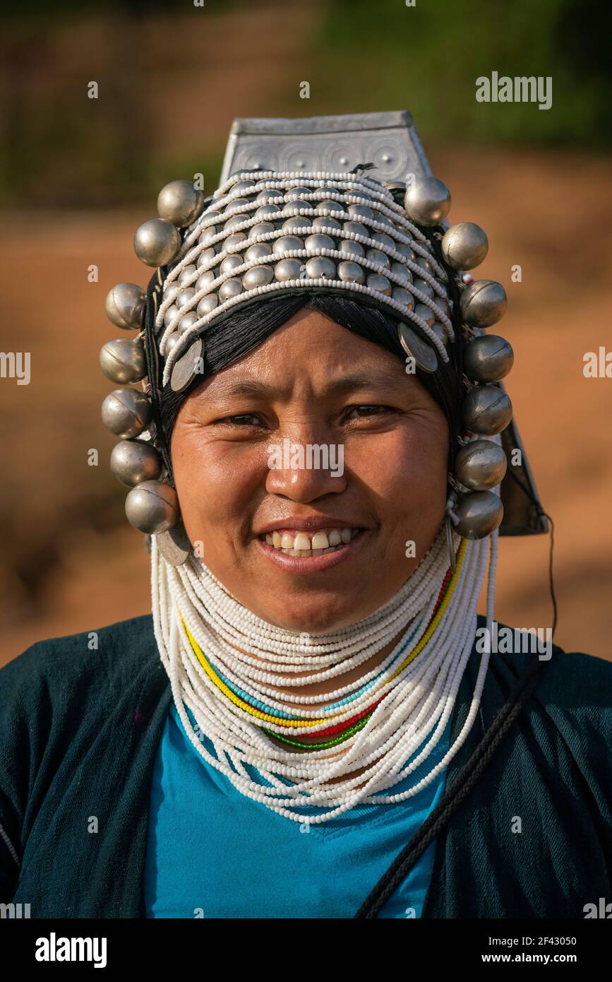 Porträt einer lächelnden erwachsenen Frau des Stammes der Akha in der Nähe von Kengtung, Myanmar Stockfoto