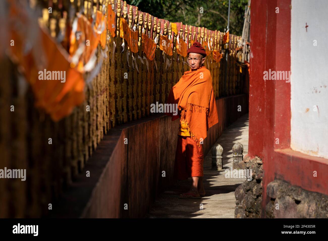 Mönch in Safranrobe beim Ko Yin Lay Kloster in der Nähe von Kengtung, Myanmar Stockfoto