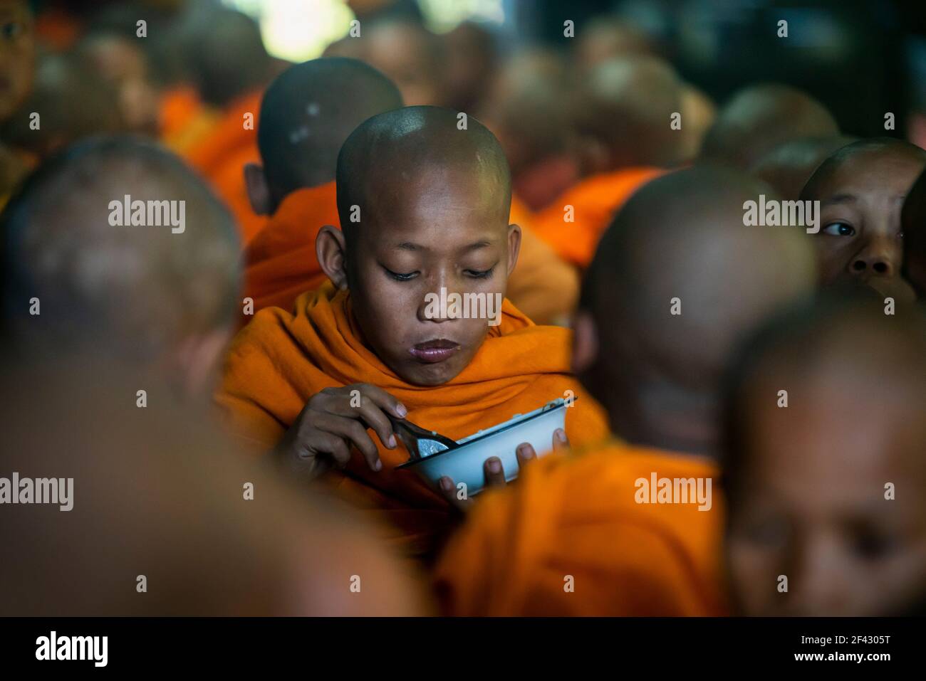 Novizen essen Mittagessen im Ko Yin Lay Kloster, Kengtung, Myanmar Stockfoto