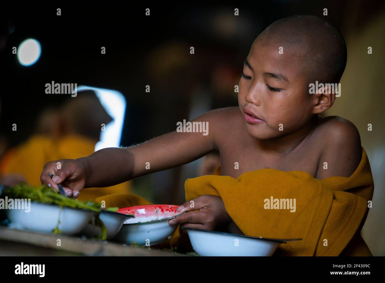 Novize Mönch essen Mittagessen im Ko Yin Lay Kloster in der Nähe von Kengtung, Myanmar Stockfoto