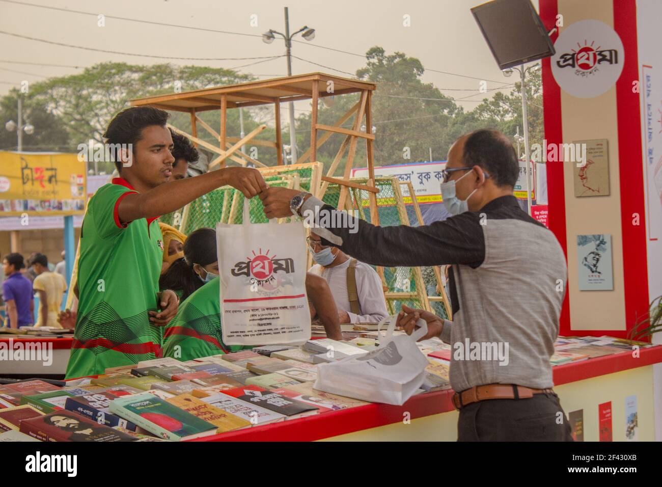 Dhaka, Bangladesch. März 18 2021: Endlich ist heute der Amar Ekushey Boi Mela gestartet. Jedes Jahr in der Regel die Messe im Monat Februar organisiert, aber in diesem Jahr wurde es wegen Covid verschoben 19. Besucher der Messe müssen sich jederzeit maskieren. An allen Eingängen für Besucher wurden auch Händedesinfektionskabinen eingerichtet. Die diesjährige Buchmesse wurde den Märtyrern des Befreiungskrieges von Bangladesch 1971 gewidmet. Das Hauptthema ist "Geburt des hundertjährigen Jubiläums von Bangabandhu Scheich Mujibur Rahman und Goldenes Jubiläum der Unabhängigkeit" in Dhaka. Quelle: Pacific Press Media Production Corp./Alamy Stockfoto