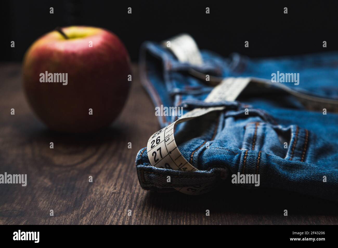 Blaue Jeans mit Metro und Apfelgürtel Stockfoto