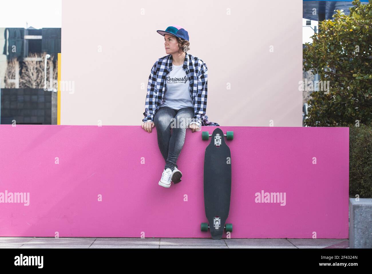 Frau mit Mütze sitzend Smilie Stockfoto