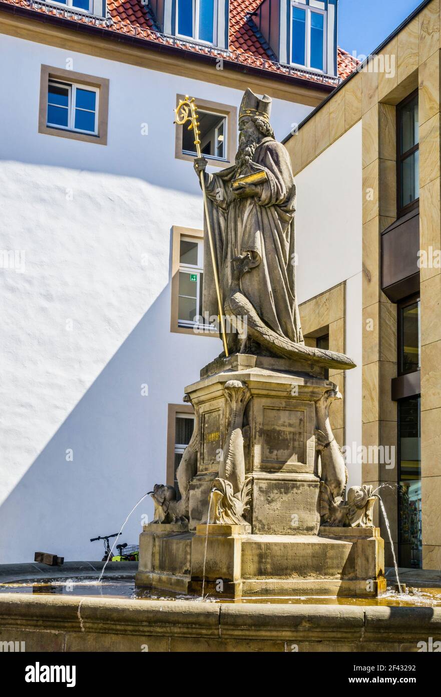 Steinstatue des Heiligen Liborius, des schutzpatrons der Stadt Paderborn, mit Stab, Buch und Pfau, stehend auf einem Sockel in der Mitte eines Zirkus Stockfoto