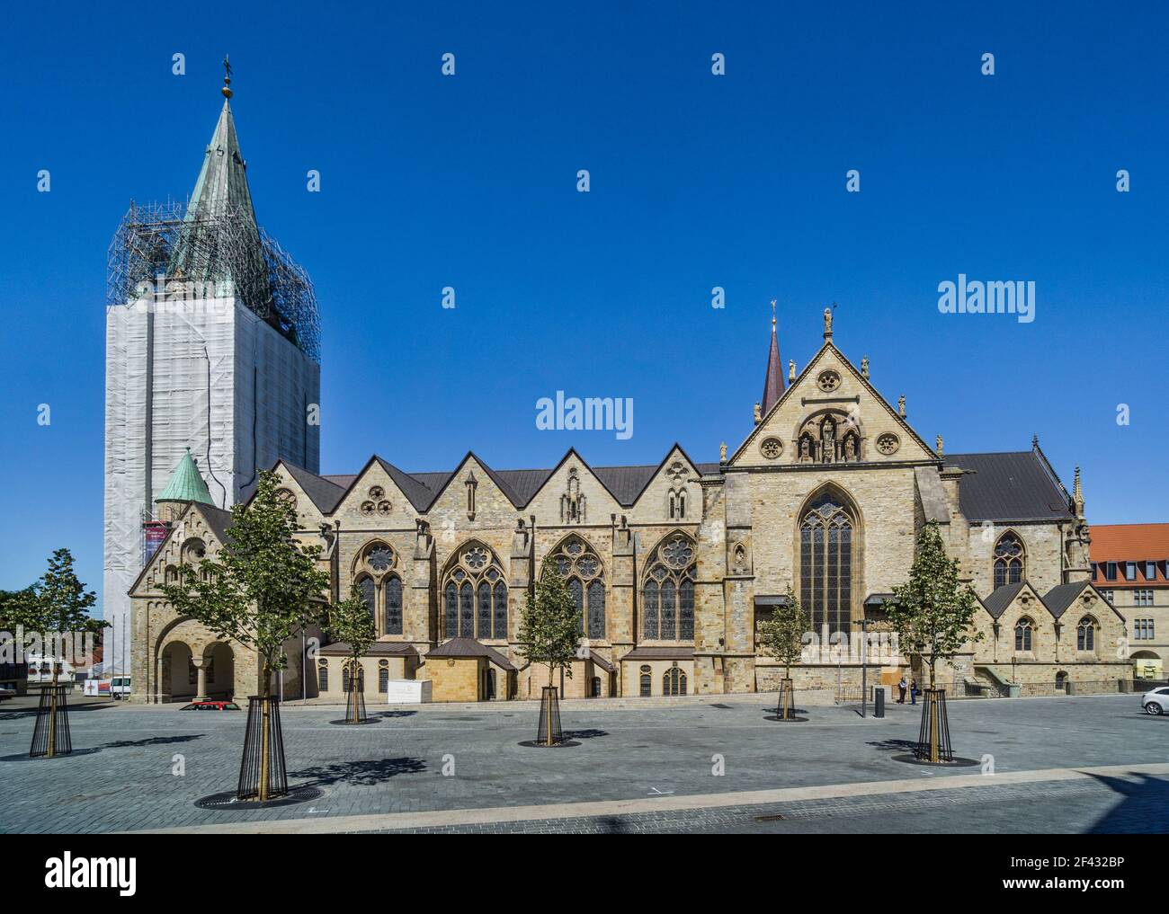 Blick auf den Paderborner Dom bei der Restaurierung des Westturms, Paderborn, Nordrhein-Westfalen, Deutschland Stockfoto