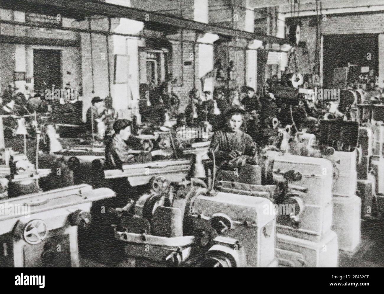 In der Fertigwerkstatt einer Schleifmaschinenfabrik in der UdSSR im Jahre 1960s. Stockfoto
