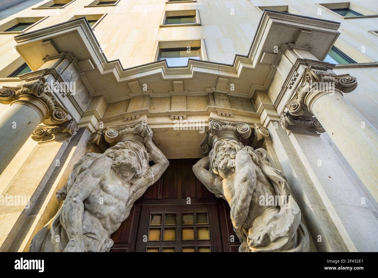 Spätbarocke Portalanlage mit atlantiden Skulpturen, ehemals aus dem Haus 'zum güldenen Kreuz', integriert in die Fassade eines modernen Handelshauses Stockfoto