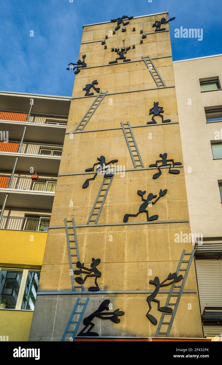 Urige Kunstinstallation an einer Fassade der Leiterstraße in Magdeburg, Sachsen-Anhalt, Deutschland Stockfoto