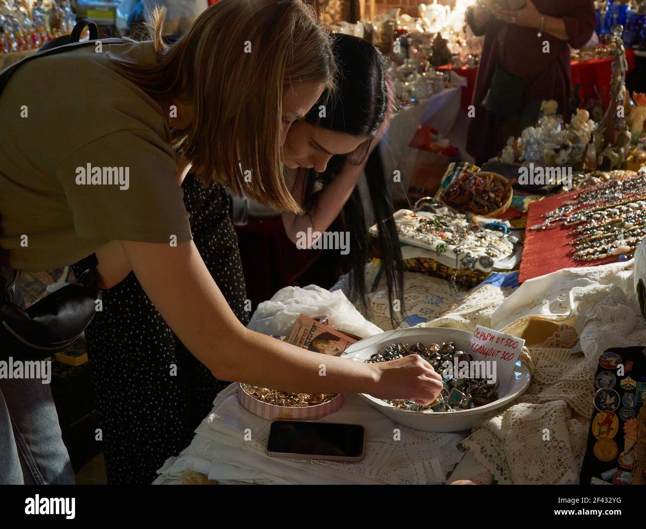 Moskau, Russland. August 2020, 09th. Frauen, die Schmuck auf einem Stand auf dem Markt betrachten.im Innenhof des Museums von Moskau im Garten Ring befindet sich der Stadt Flohmarkt, eine Fundgrube mit Ständen von Sammlern und Antiquitätenläden, die mit den Theken der gewöhnlichen Stadtbewohner, die Antiquitäten vertreten koexistieren. Hier finden Sie fast alles - von antikem Porzellan, Geschirr und Dekoartikeln bis hin zu Schmuck, Postkarten, Abzeichen und Münzen. (Foto von Mihail Siergiejevicz/SOPA Images/Sipa USA) Quelle: SIPA USA/Alamy Live News Stockfoto