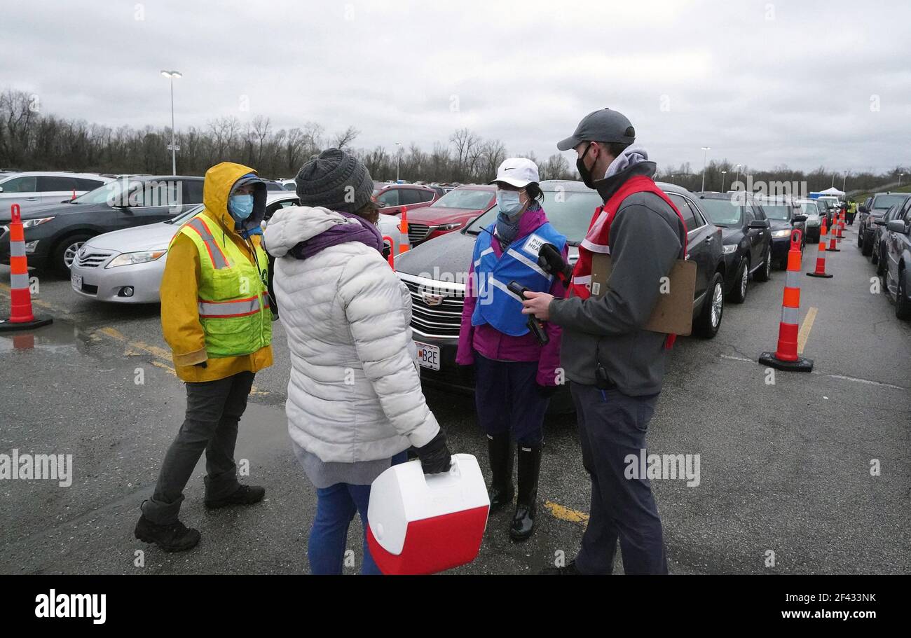 St. Charles, Usa. März 2021, 18th. Impfer bereiten sich darauf vor, Covid-19 Impfimpfungen in der Family Arena während einer Massenimpfungs-Drive-in-Veranstaltung in St. Charles, Missouri, am Donnerstag, 18. März 2021, zu geben. Die Veranstaltung zog 4.000 Menschen an, einige warteten über vier Stunden in ihren Autos auf ihren ersten Schuss, um sie vor dem Coronavirus zu schützen. Foto von Bill Greenblatt/UPI Kredit: UPI/Alamy Live News Stockfoto