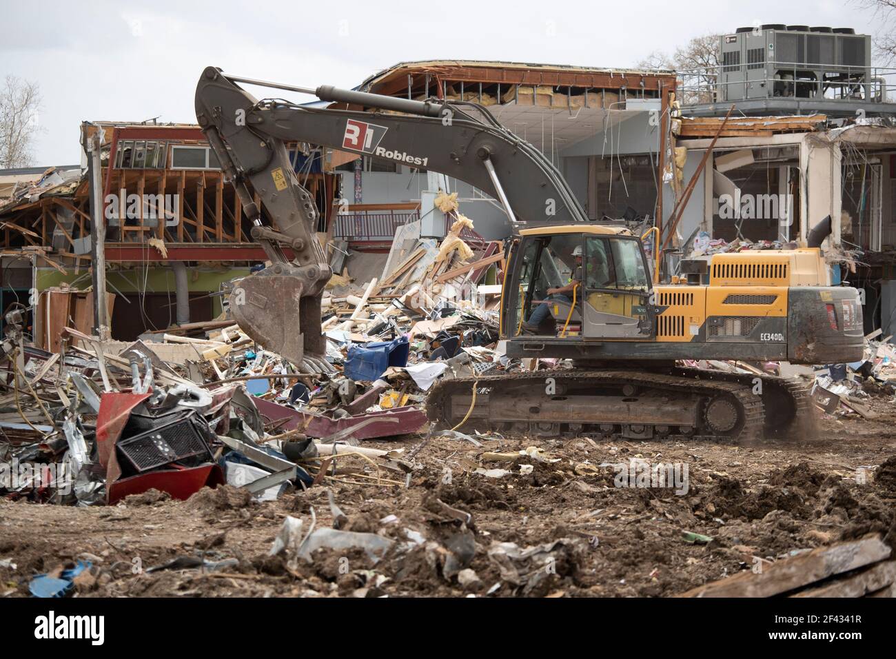 Austin, TX USA 17. März 2021: Demolition Crew zerreißt die alte Ann Richards School for Young Women Leaders, um Platz für neue Sportplätze zu machen. Die neue Ann Richards Schule wurde auf den alten Sportplätzen gebaut und im Januar 2021 nebenan eröffnet. ©Bob Daemmrich Stockfoto