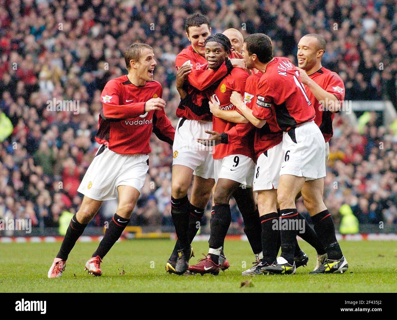 LOUIS SAHA MANN UTD V SOUTHAMPTON SAHA NACH SEINER FREIEN KICK TOR 31/1/2004 BILD DAVID ASHDOWNPREMIER LEAGUE FUSSBALL Stockfoto