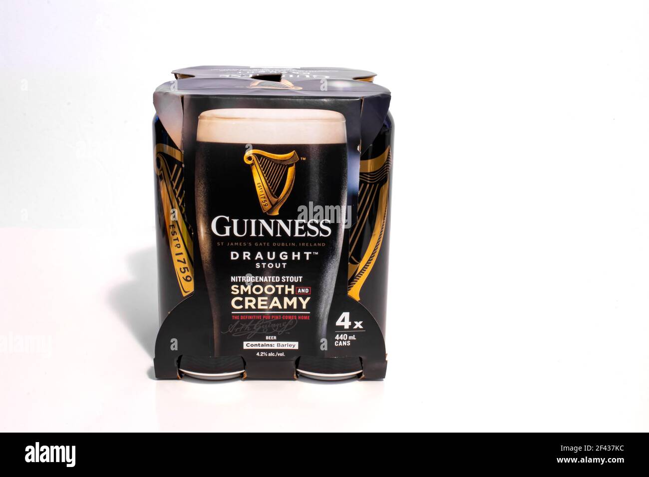 Calgary, Alberta, Kanada. 18. März 2021. Vorderansicht eines Vierpakets Guinness 440 ml Bierdosen. Stockfoto