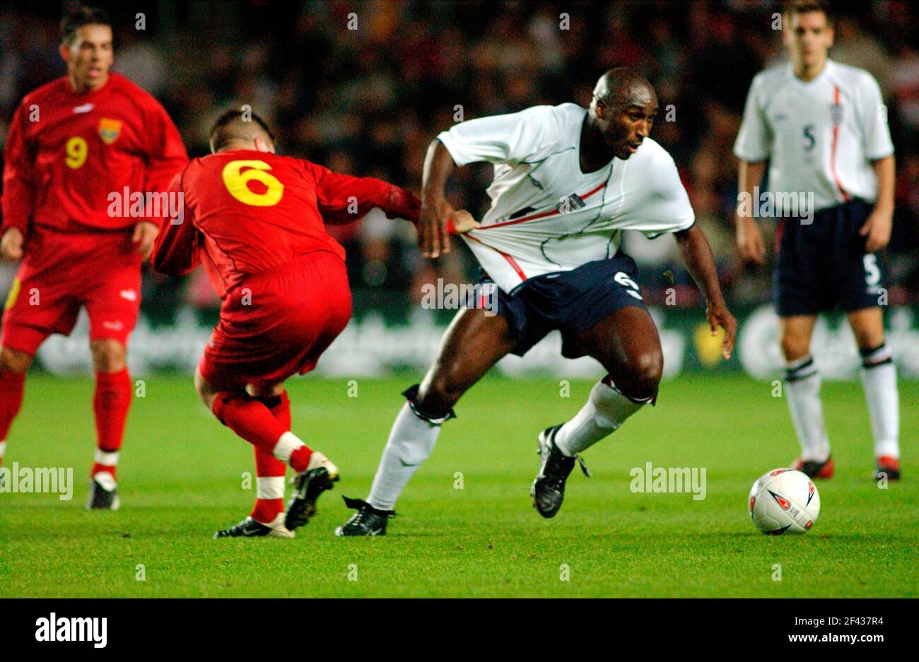 ENGLAND V MAZEDONIEN BEIM SOUTHAMPTON FC ST MARY'S GROUND, 16/10/2002 CAMPBELL UND SUMOLIKOSKI BILD DAVID ASHDOWNENGLAND FUSSBALL Stockfoto