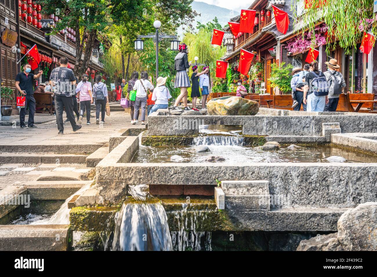Dali China , 5 October 2020 : schöne malerische Fußgängerzone Blick auf die Altstadt von Dali mit Brunnen Menschen und bunten alten Häusern in Yunna Stockfoto