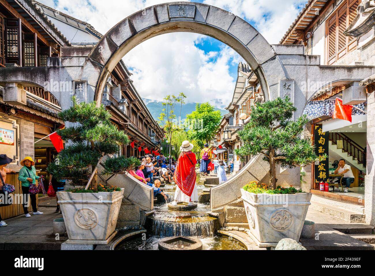 Dali China , 5 Oktober 2020 : Tourist posiert in der Mitte der runden Steintor in malerischen Fußgängerzone der Dali Altstadt Yunnan China Stockfoto