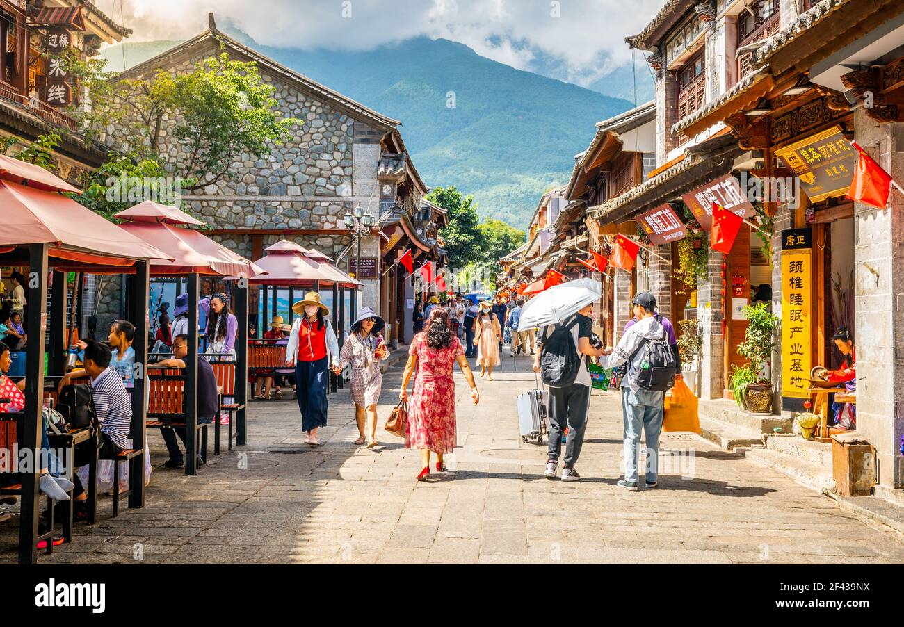 Dali China , 5. Oktober 2020 : Dali Altstadt Straßenansicht mit Menschen Geschäfte und sonniges dramatisches Licht in Dali Yunnan China Stockfoto