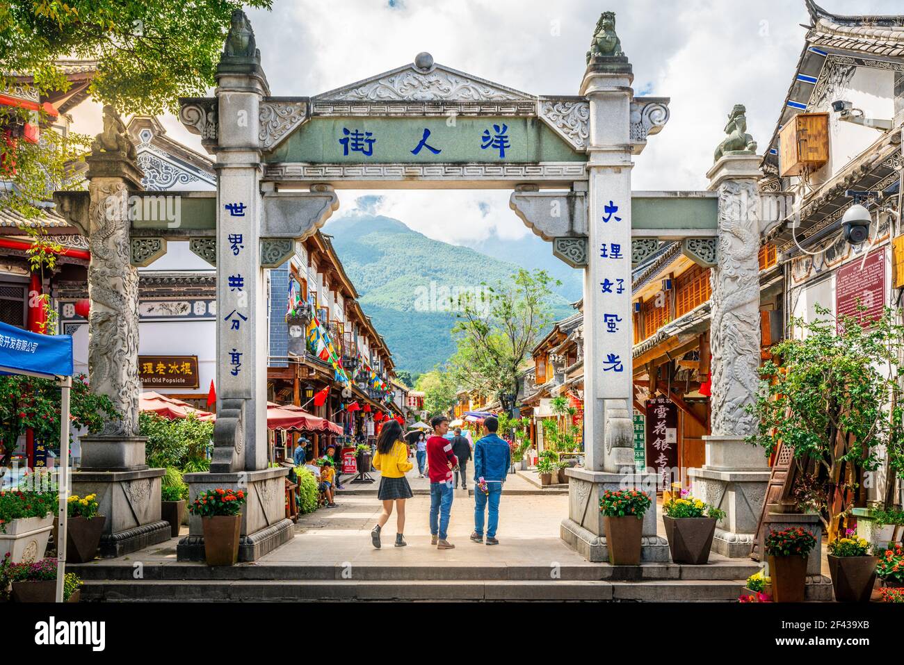 Dali China , 5 Oktober 2020 : Dali Altstadt Straße namens Ausländer Straße mit Steintor Menschen und dramatisches Licht in Dali Yunnan China Stockfoto