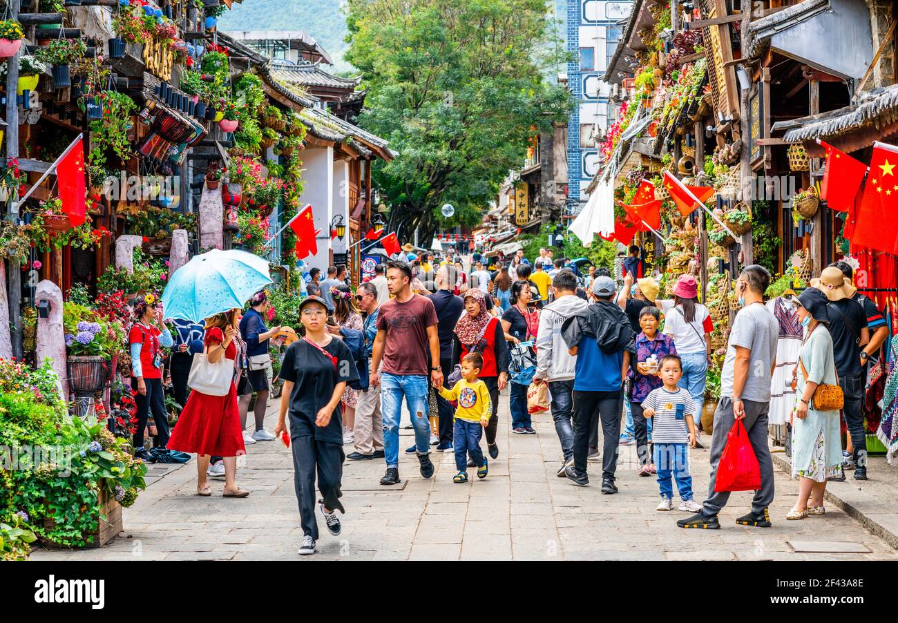 Dali China , 5 Oktober 2020 : Bunte Straßenansicht mit Touristen in Dali alten Stadt Yunnan China verpackt Stockfoto