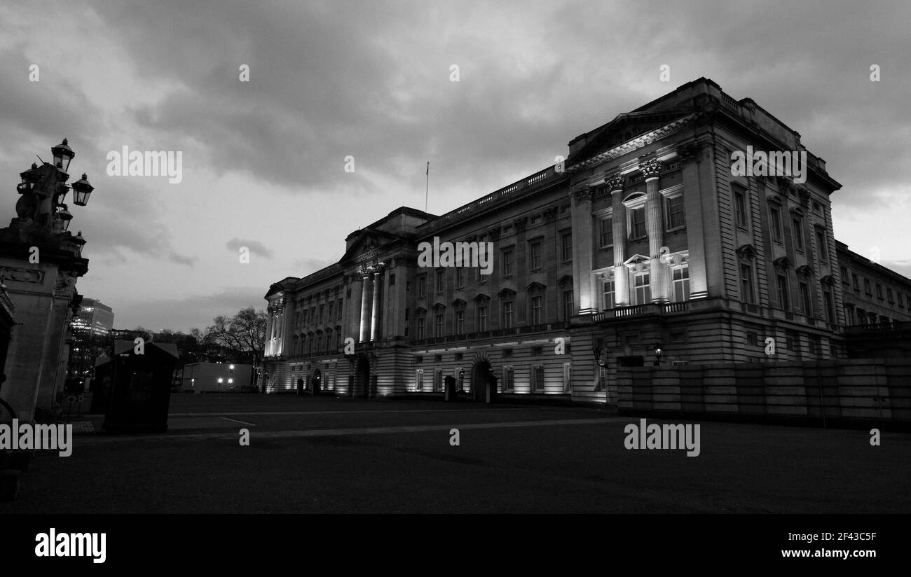 Buckingham Palace London England.Abendzeit.der Palast ist noch unter Renovierung während alle im Schloss Windsor und Prinz Philip sind Im König Edward Krankenhaus 13/3/20121 Blitzbilder Stockfoto