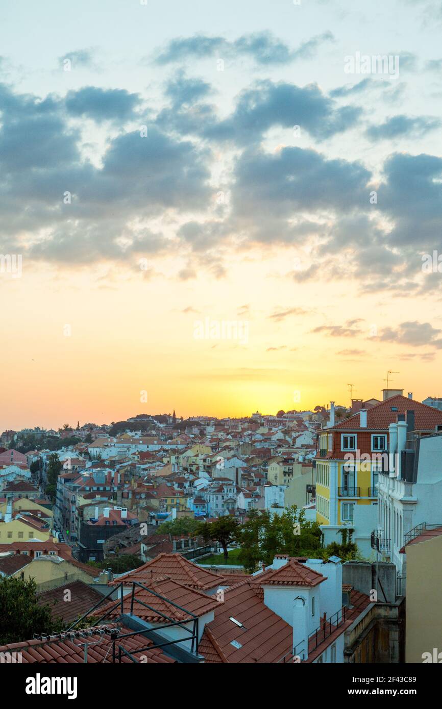 Wunderschöner Sonnenuntergang über den Dächern von Lissabon, der Hauptstadt Portugals. Stockfoto