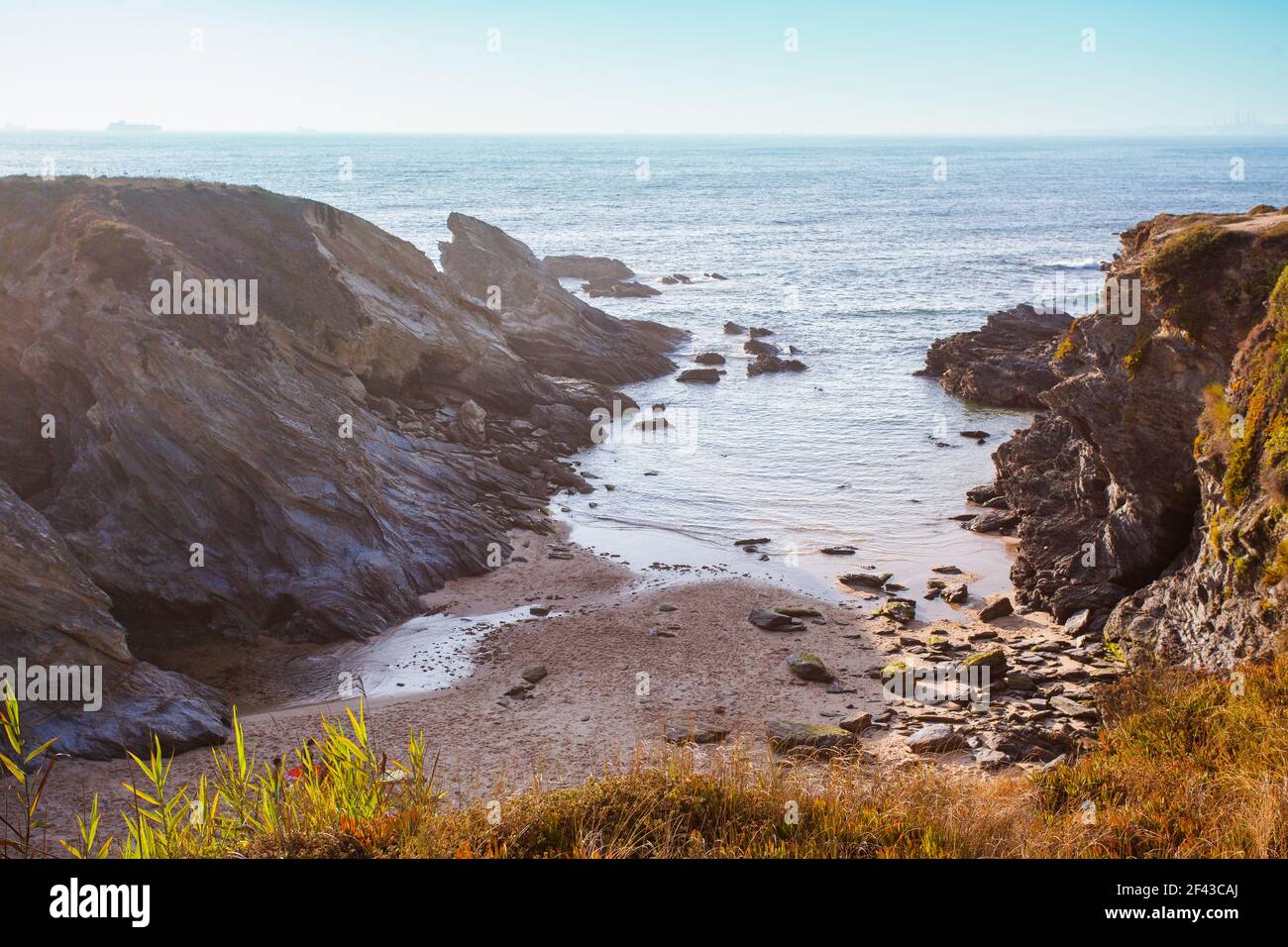Eine kleine Bucht und ihr leerer Strand in der Nähe von Porto Covo in Alentejo an der Atlantikküste, Portugal. Stockfoto