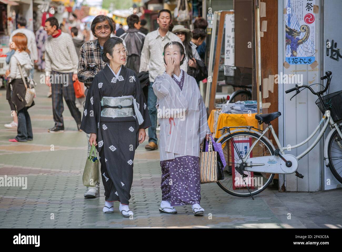 Zwei japanische Frauen mittleren Alters, die in Asakusa mit Kimonos einkaufen, Tokio, Japan Stockfoto