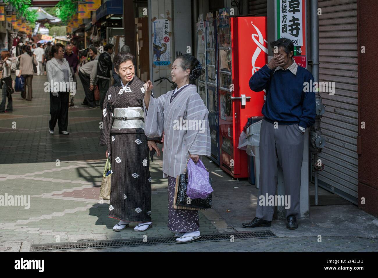 Zwei japanische Frauen mittleren Alters, gekleidet in Kimonos, die in Asakusa, Tokio, Japan einkaufen Stockfoto