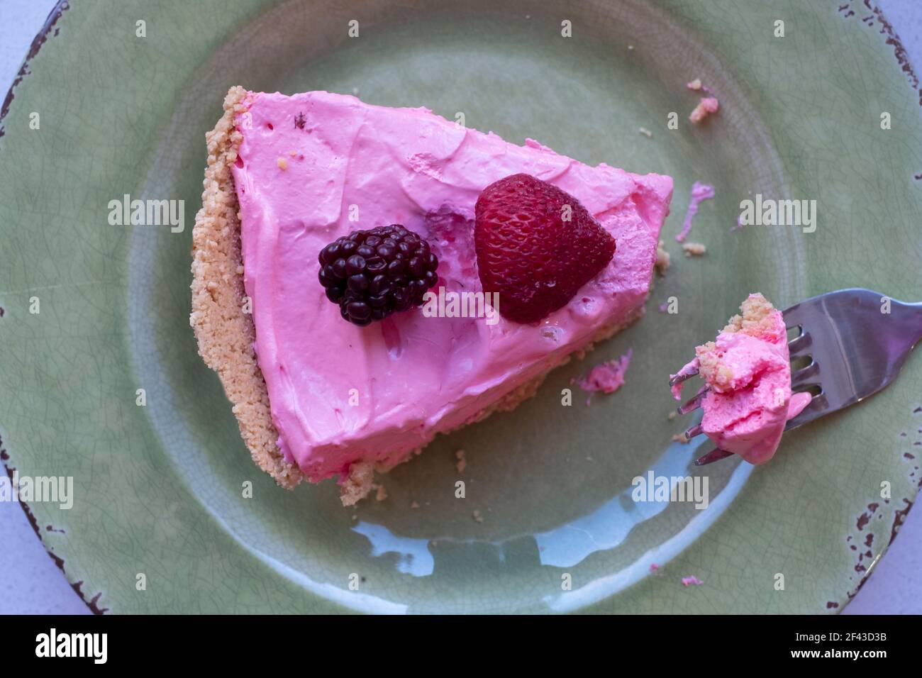 Scheibe Erdbeer Chiffon Pie mit Fruchtstücken auf der Oberseite. Graham Cracker Crust. Hergestellt mit Erdbeer-Koolade-Aroma. Stockfoto Scheibe Erdbeer Chiffon Pie mit Fruchtstücken auf der Oberseite. Graham Cracker Crust. Hergestellt mit Erdbeer-Koolade-Aroma. Stockfoto