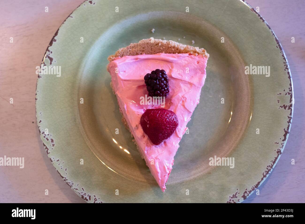 Scheibe Erdbeer Chiffon Pie mit Fruchtstücken auf der Oberseite. Graham Cracker Crust. Hergestellt mit Erdbeer-Koolade-Aroma. Stockfoto Scheibe Erdbeer Chiffon Pie mit Fruchtstücken auf der Oberseite. Graham Cracker Crust. Hergestellt mit Erdbeer-Koolade-Aroma. Stockfoto