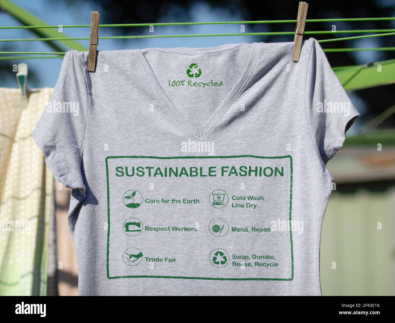 T-Shirt auf Wäscheleine mit nachhaltigem Modelabel, Pflege für die Erde, Respekt für Arbeiter, Messe, Reparatur und Reparatur, Wiederverwendung, Tauschen oder spenden sie wi Stockfoto