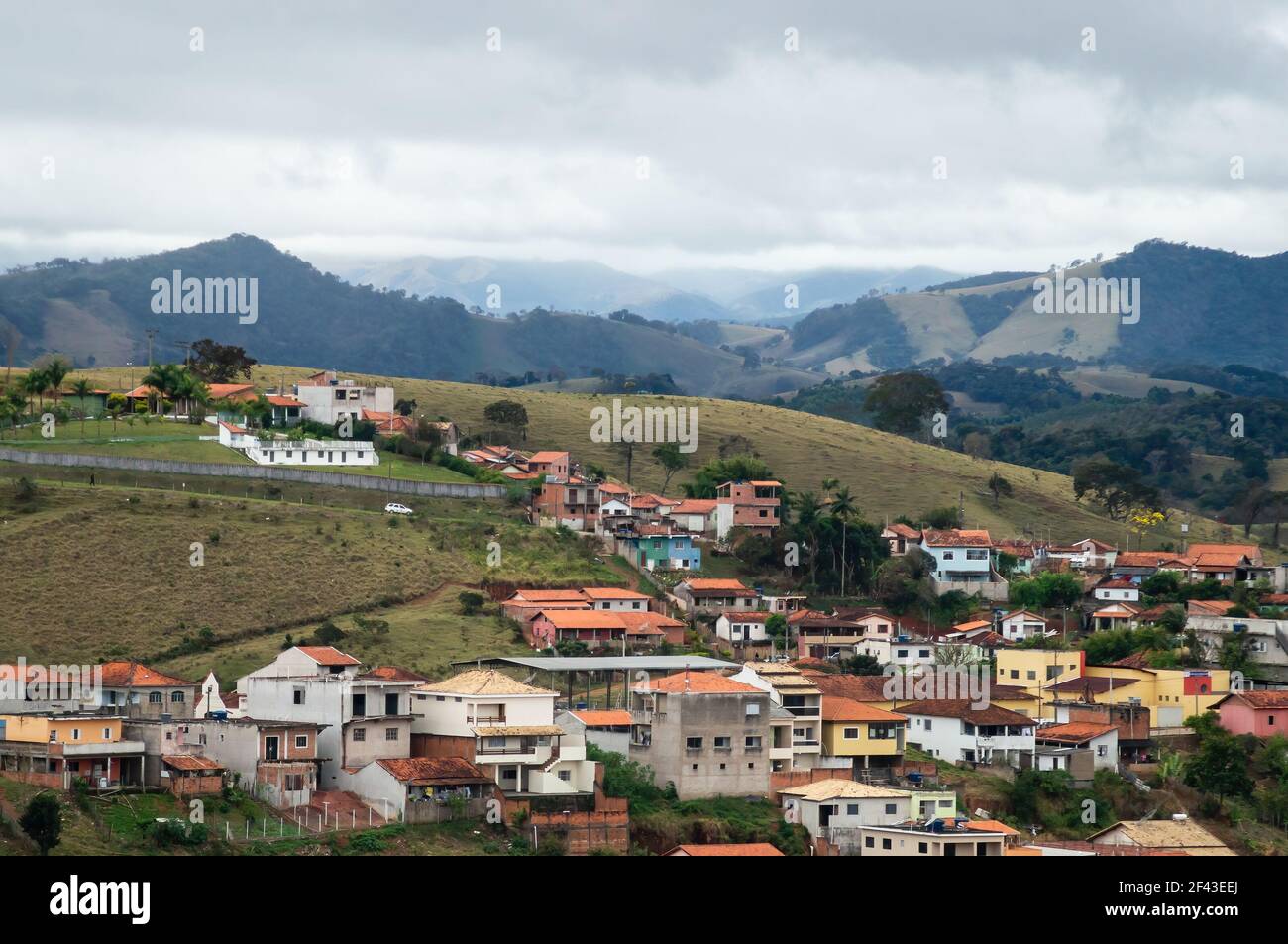 Nordostansicht der bergigen Landschaft und Wohngebiet der Gemeinde Cunha am frühen Morgen und unter bewölktem Himmel. Stockfoto