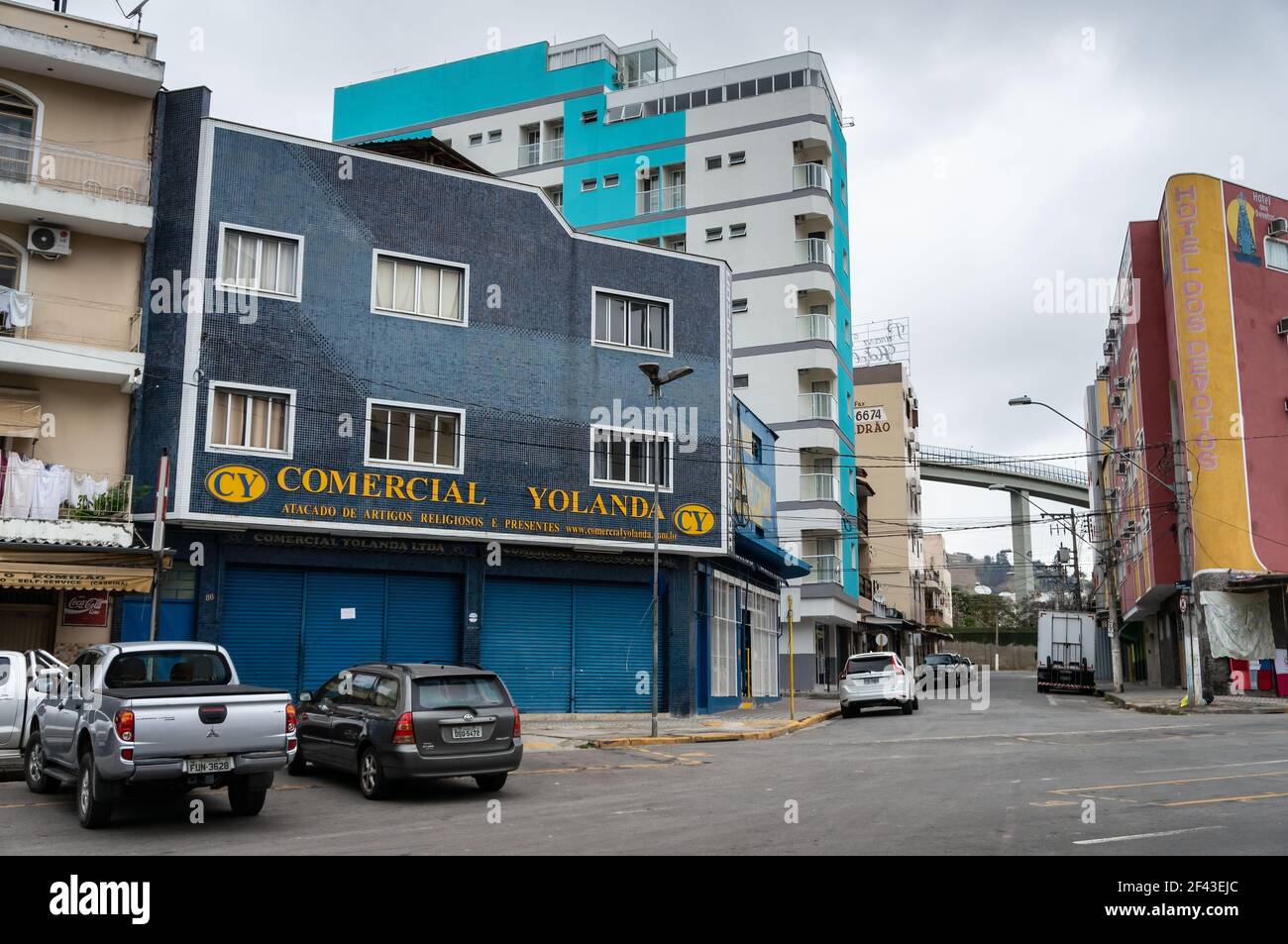 Ein lokaler Laden für religiöse Gegenstände (Comercial Yolanda) zusammen mit einigen Hotels an der Ecke von Papa Joao Paulo II Avenue mit Domingos Garcia Straße. Stockfoto