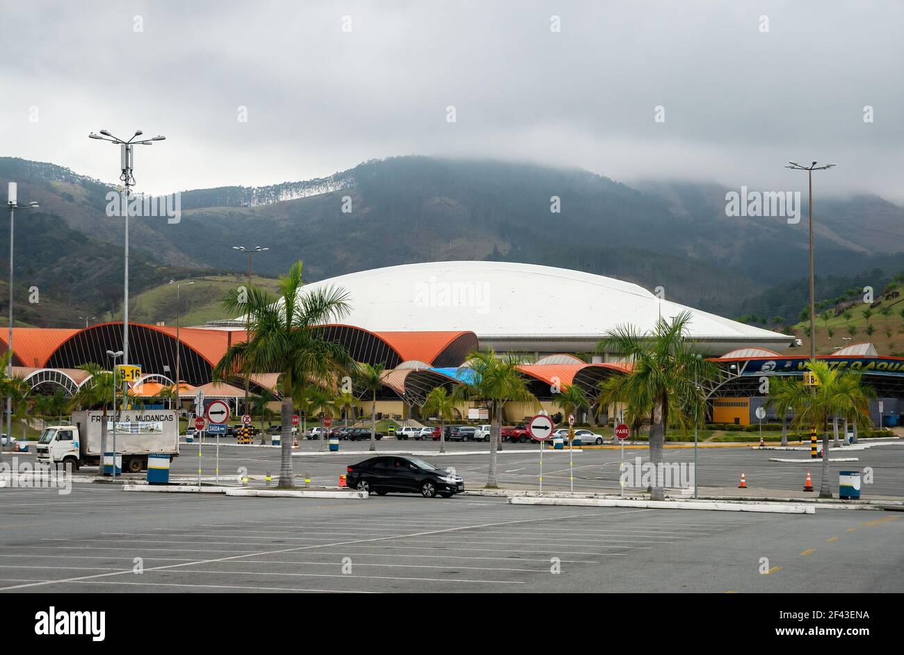 Blick auf das Centro de Apoio Ao Romeiro Gebäude (Pilgrim Support Center) von der leeren Südseite großer Parkplatz bei bewölktem Wetter. Stockfoto