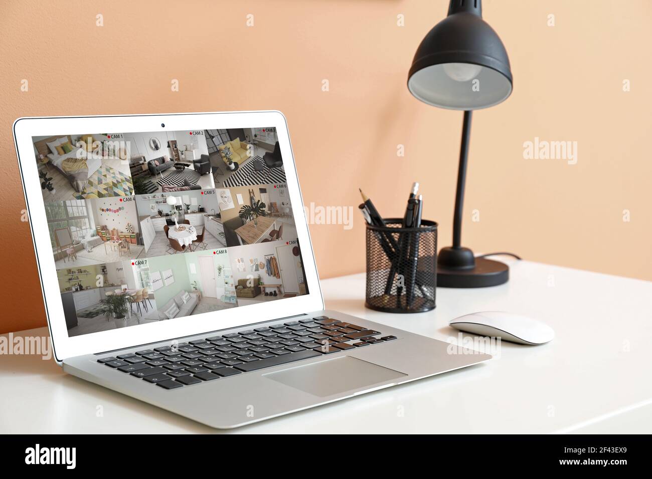 Bilder von cctv-Kameras in der Wohnung auf dem Bildschirm installiert Laptop auf dem Tisch Stockfoto