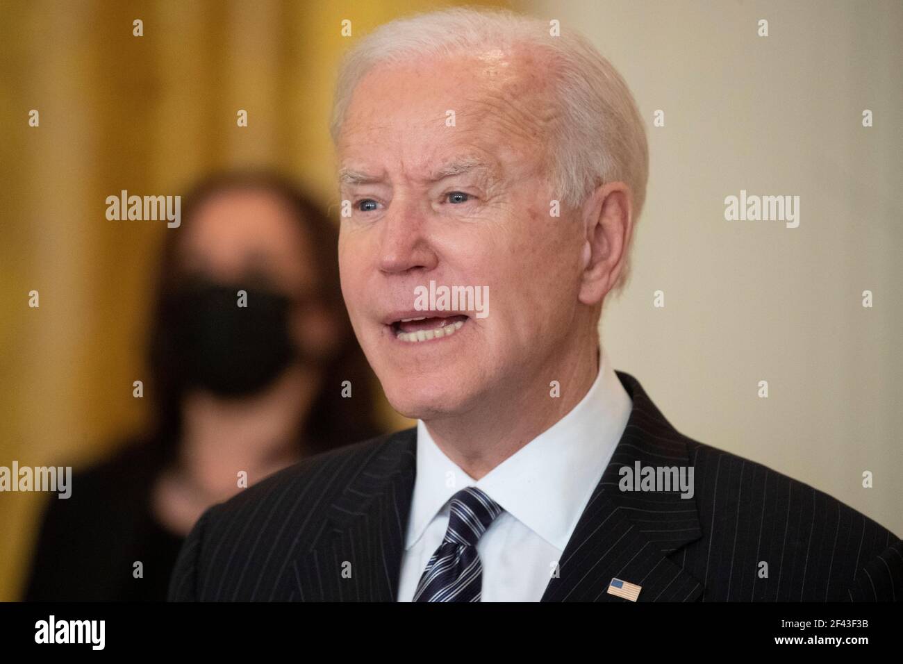US-Präsident Joe Biden hält am 18. März 2021 im Ostsaal des Weißen Hauses in Washington, DC, USA, Bemerkungen zum Stand der COVID-19-Impfungen. Die Vereinigten Staaten haben 100 Millionen verabreichte COVID-19 Impfdosen überschritten.Quelle: Michael Reynolds/Pool via CNP /MediaPunch Stockfoto