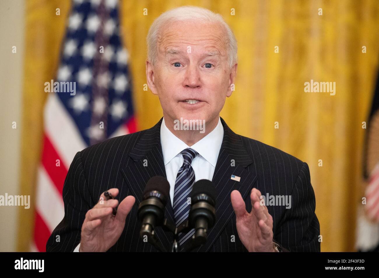 US-Präsident Joe Biden hält am 18. März 2021 im Ostsaal des Weißen Hauses in Washington, DC, USA, Bemerkungen zum Stand der COVID-19-Impfungen. Die Vereinigten Staaten haben 100 Millionen verabreichte COVID-19 Impfdosen überschritten.Quelle: Michael Reynolds/Pool via CNP /MediaPunch Stockfoto
