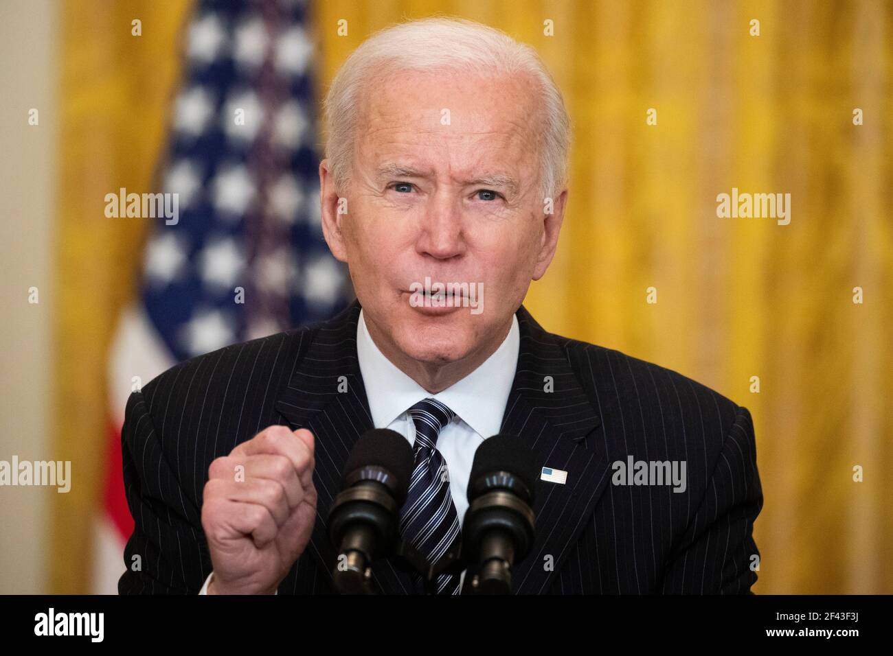 US-Präsident Joe Biden hält am 18. März 2021 im Ostsaal des Weißen Hauses in Washington, DC, USA, Bemerkungen zum Stand der COVID-19-Impfungen. Die Vereinigten Staaten haben 100 Millionen verabreichte COVID-19 Impfdosen überschritten.Quelle: Michael Reynolds/Pool via CNP /MediaPunch Stockfoto