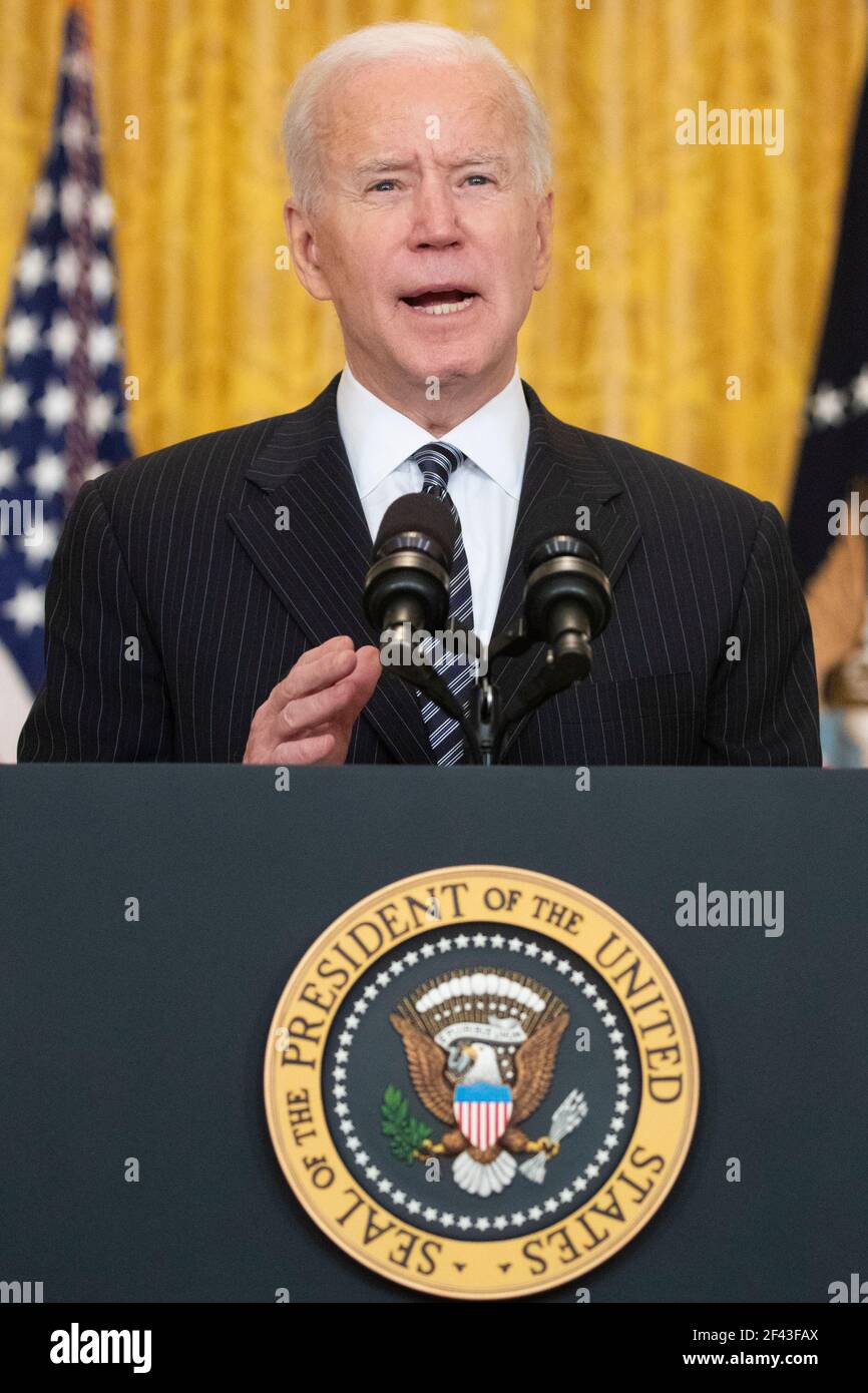 US-Präsident Joe Biden hält am 18. März 2021 im Ostsaal des Weißen Hauses in Washington, DC, USA, Bemerkungen zum Stand der COVID-19-Impfungen. Die Vereinigten Staaten haben 100 Millionen verabreichte COVID-19 Impfdosen überschritten.Quelle: Michael Reynolds/Pool via CNP /MediaPunch Stockfoto