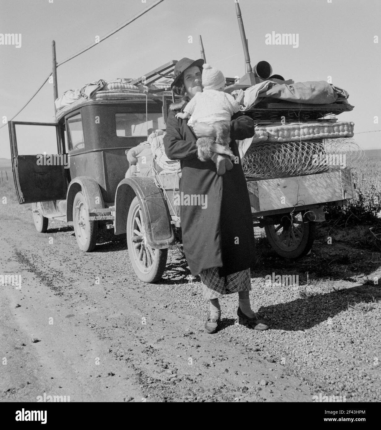 Missouri Familie von fünf, sieben Monate aus dem Dürregebiet. „Pleite, Baby krank, Autoprobleme.“ U.S. 99 bei Tracy, Kalifornien Februar 1937 Foto von Dorothea lange. Stockfoto